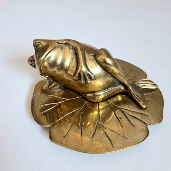 Vintage brass resting frog on lily pad. Animal collection. Figural brass decor. - Picture 1 of 9